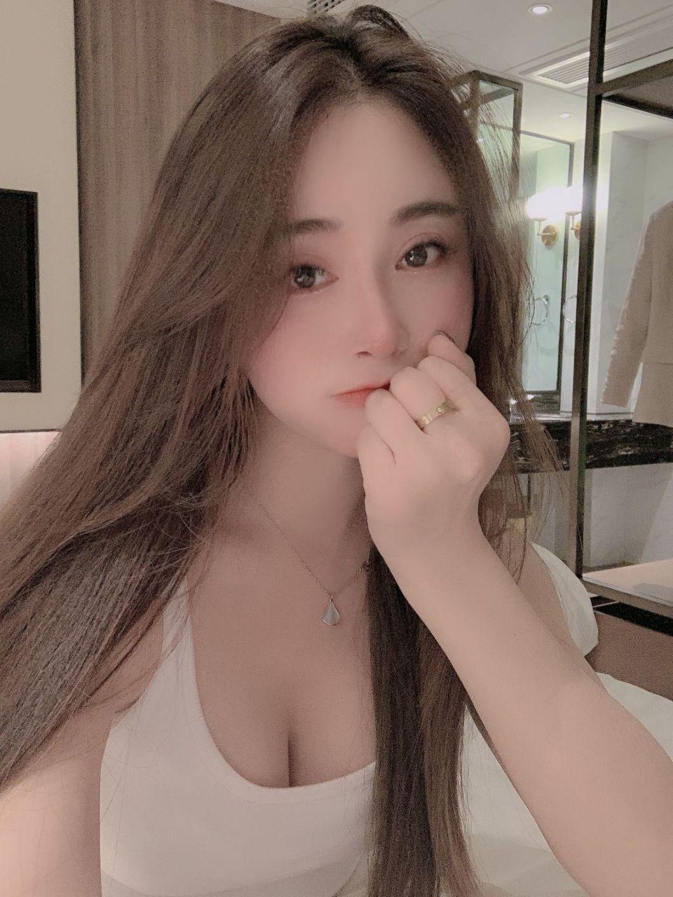 刚体验过的小姐姐，火辣辣的身材